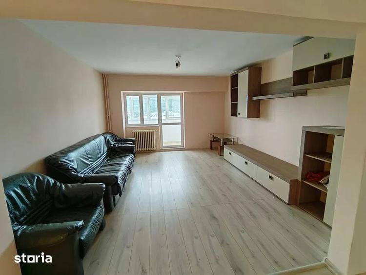 Apartament cu 4 camere decomandat în Nicolina