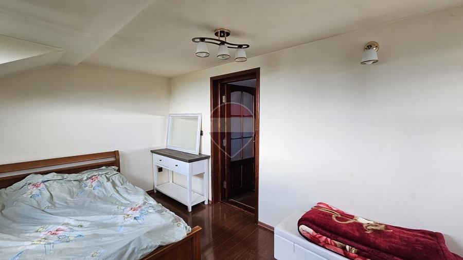 Casă individuală cu 9 camere cu Teren 900 Mp în Central