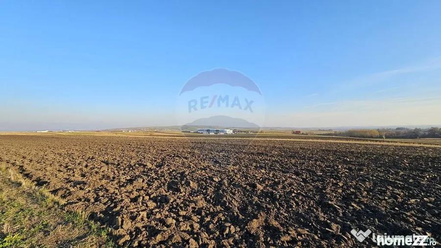 Teren de 6100 mp, în Stroiești