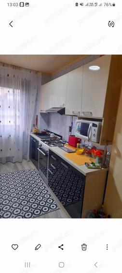 Apartament cu 3 camere semidecomandat în Petros