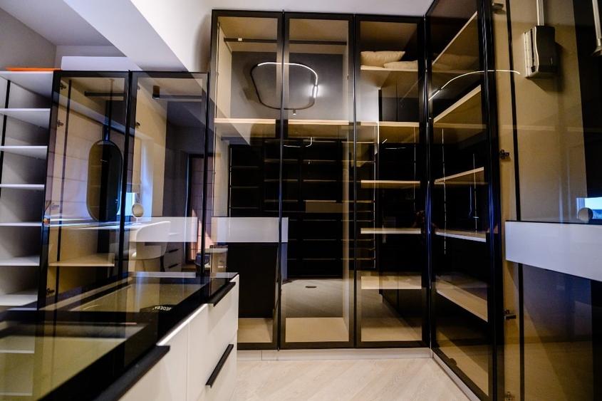 Apartament cu 3 camere semidecomandat, mobilat în Central