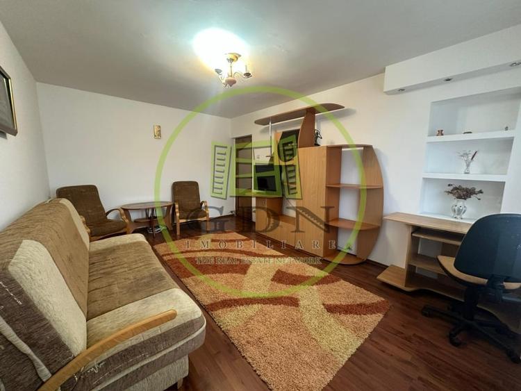 Apartament cu 3 camere decomandat, mobilat în Rovine