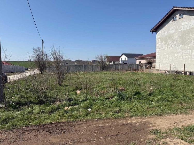 Teren de 600 mp, în Lazu