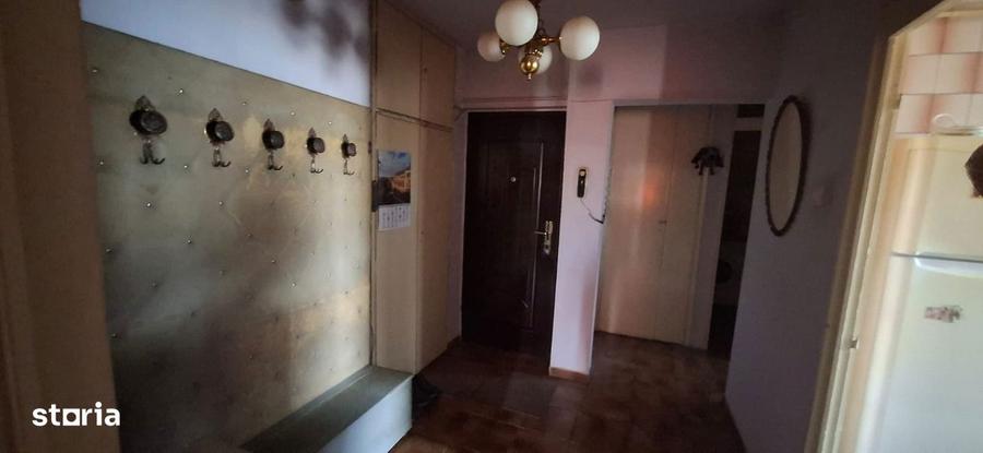Apartament cu 3 camere semidecomandat în Exterior Vest