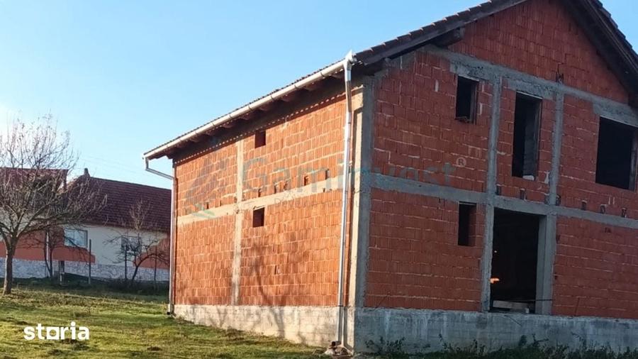 Casă cu 5 camere cu Teren 4564 Mp în Curățele