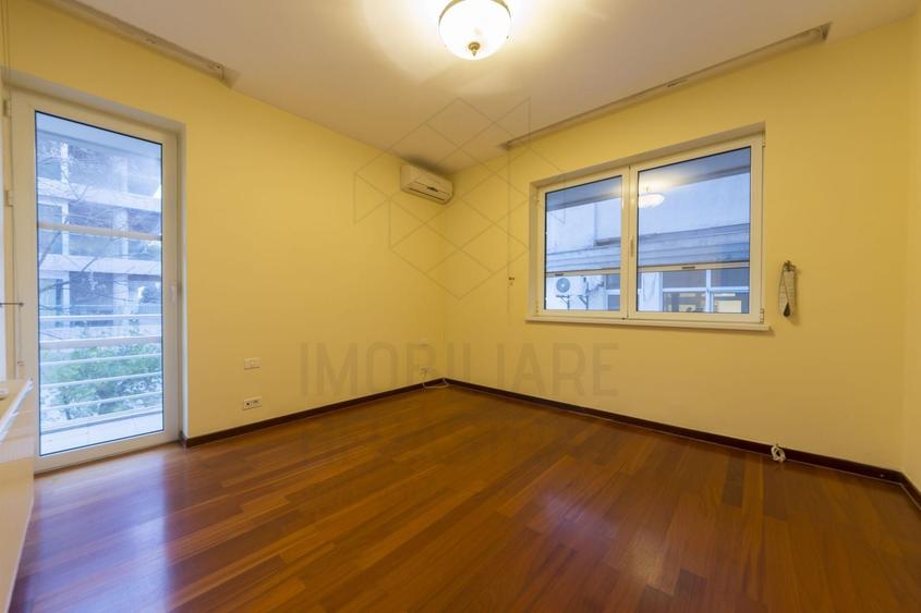 Apartament cu 4 camere semidecomandat, mobilat în Primăverii