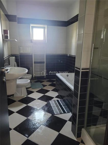 Apartament cu 3 camere decomandat în Cristian
