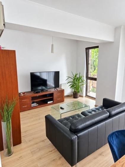 Apartament cu 3 camere semidecomandat, mobilat în P-ța Victoriei