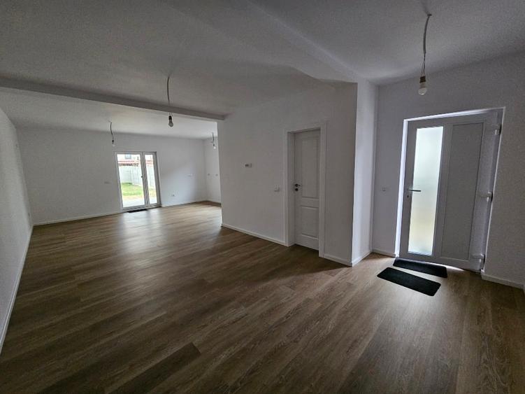 Duplex cu 3 camere cu Canalizare în Șag