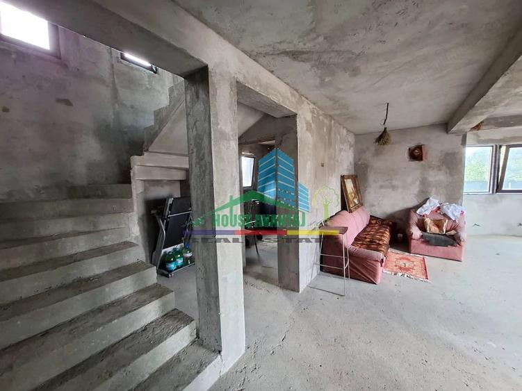 Casă cu 4 camere cu Teren 2428 Mp în Vest