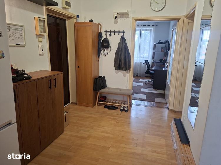 Apartament cu 3 camere decomandat în Democrației