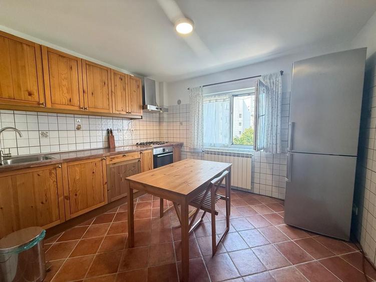 Apartament cu 2 camere decomandat, mobilat în Decebal