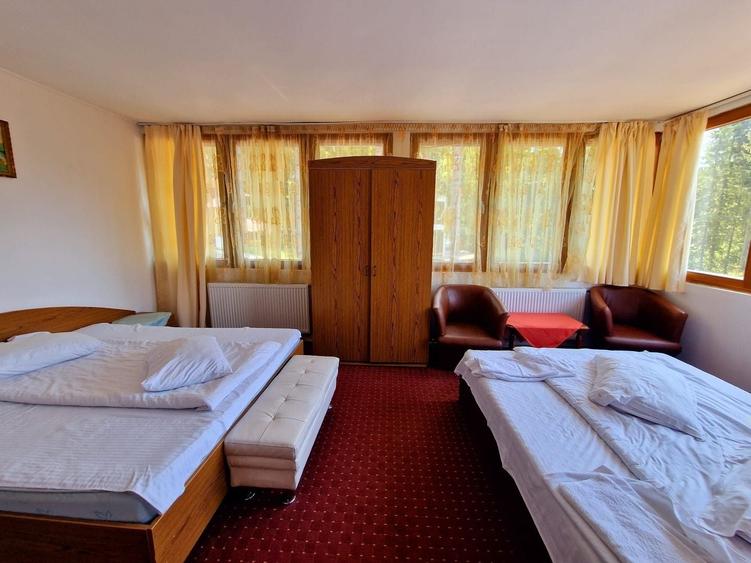 Casă individuală cu 17 camere cu Canalizare în Cioplea