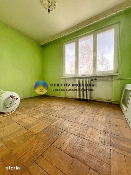 Apartament cu 3 camere decomandat în Est