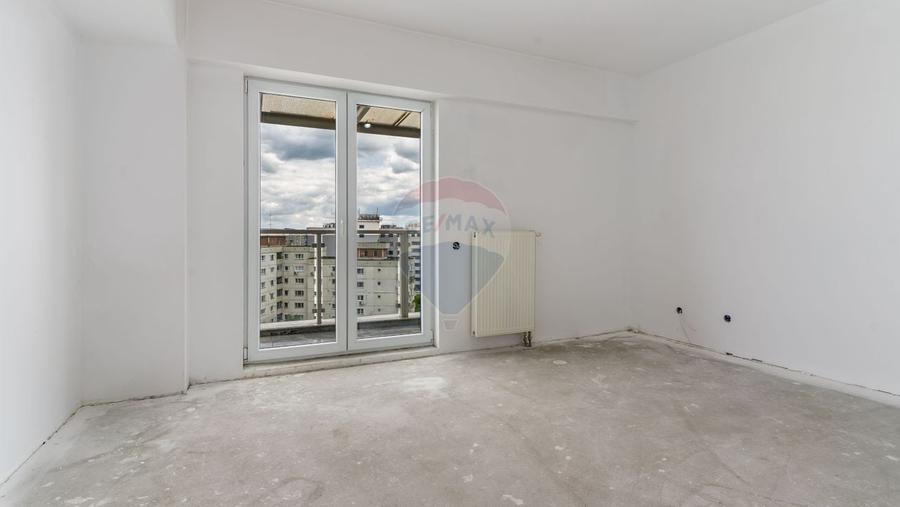 Penthouse cu 4 camere semidecomandat în Semicentral