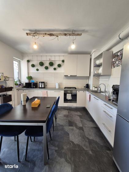 Apartament cu 3 camere în Zorilor
