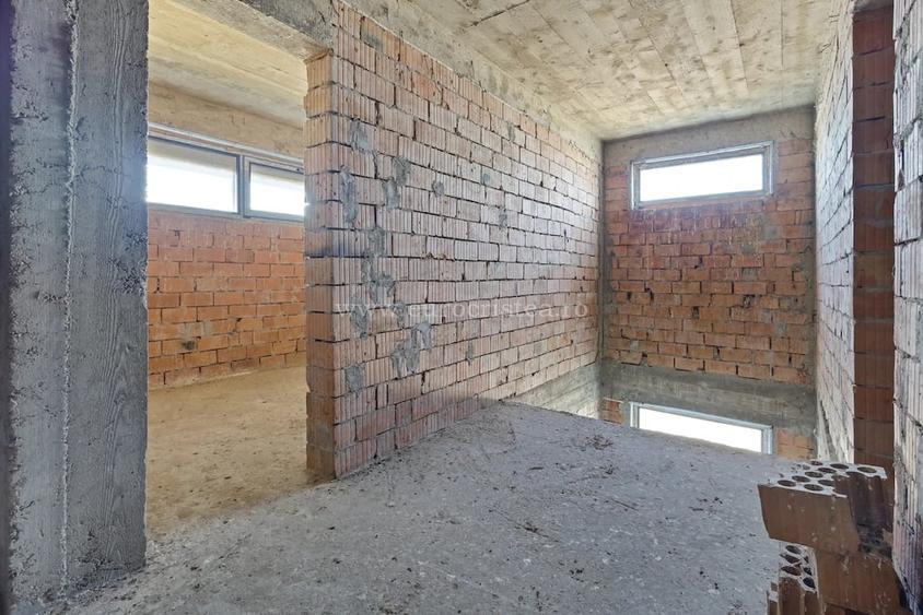 Casă cu 9 camere cu Teren 500 Mp în Schitu