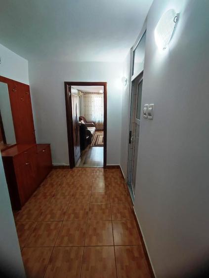 Apartament cu 3 camere semidecomandat în Rahova