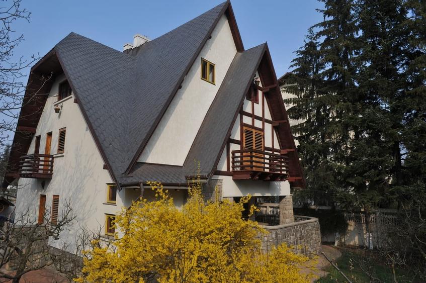 Casă individuală cu 7 camere cu Canalizare în Central
