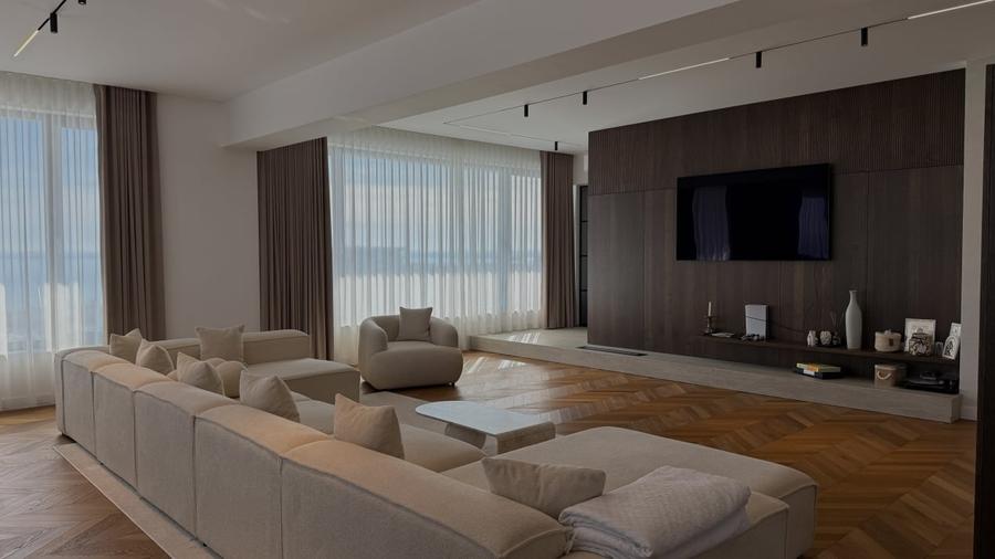 Penthouse cu 6 camere decomandat în Mamaia
