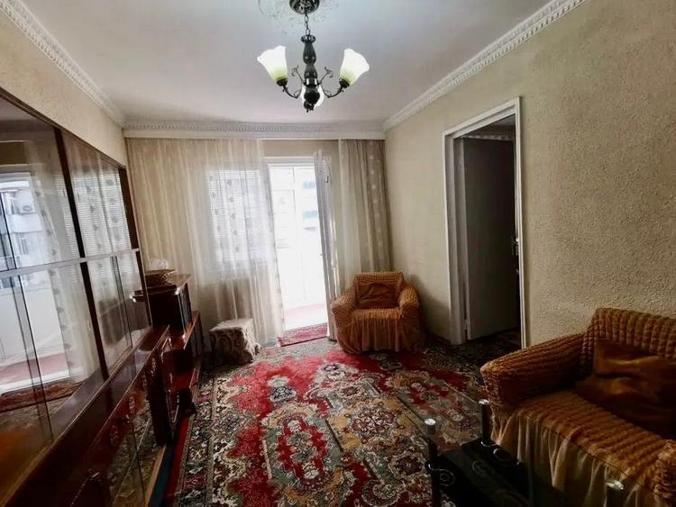 Apartament cu 3 camere semidecomandat în Km 4-5