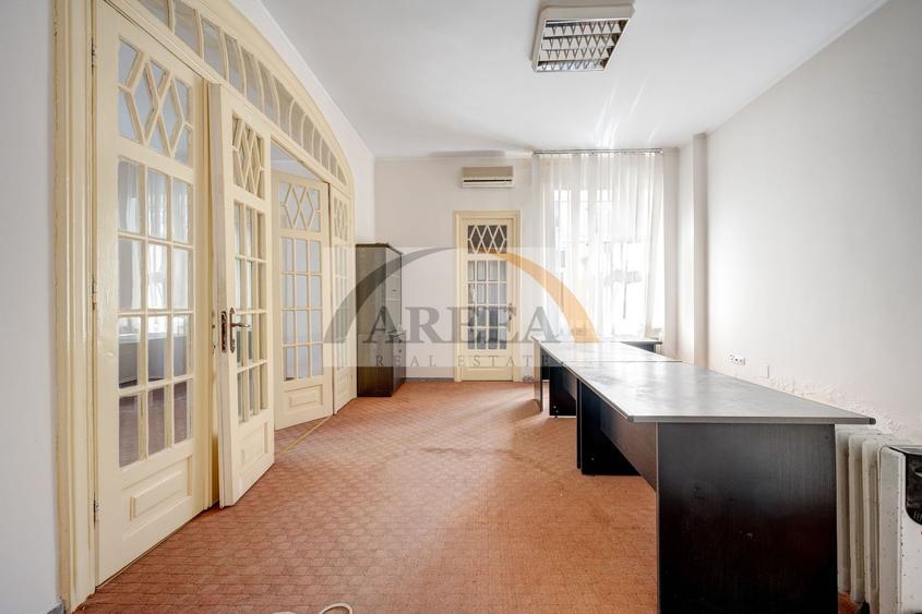 Casă individuală cu 16 camere cu Canalizare în Basarab