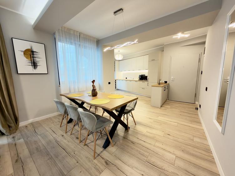 Apartament cu 3 camere semidecomandat, mobilat în Romană