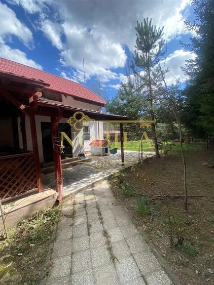 Casă cu 10 camere cu Teren 1332 Mp în Mănăstirea Cașin