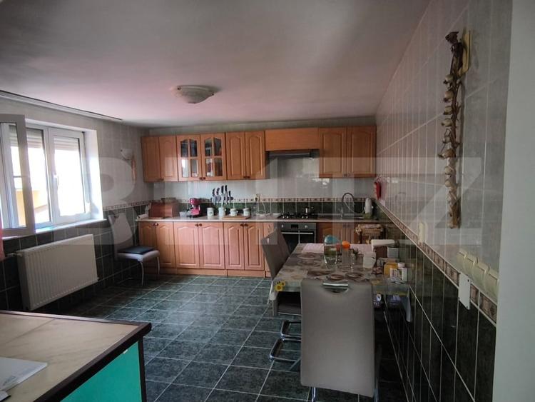 Casă individuală cu 7 camere cu Canalizare în Sud