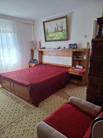 Apartament cu 4 camere decomandat în Gioseni
