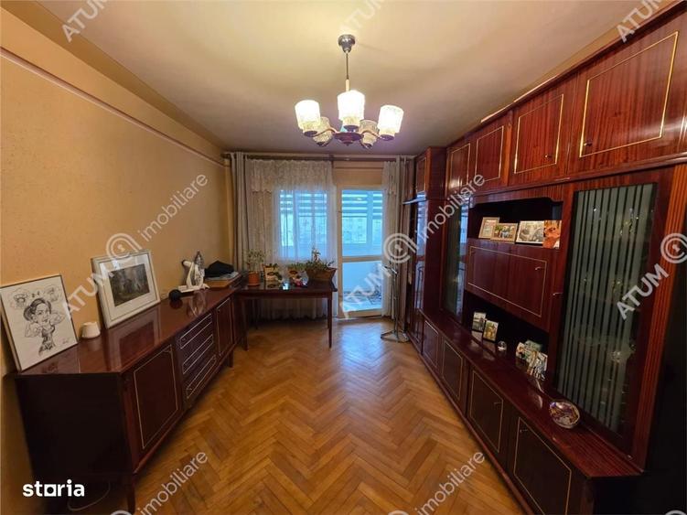 Apartament cu 3 camere decomandat în Cristian
