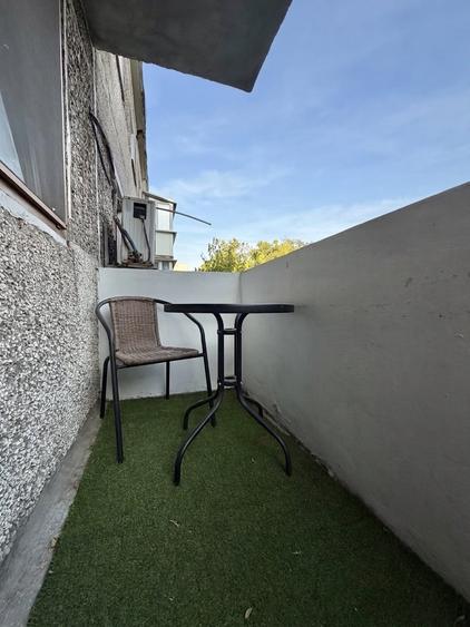 Apartament cu 4 camere semidecomandat, mobilat în Dacia