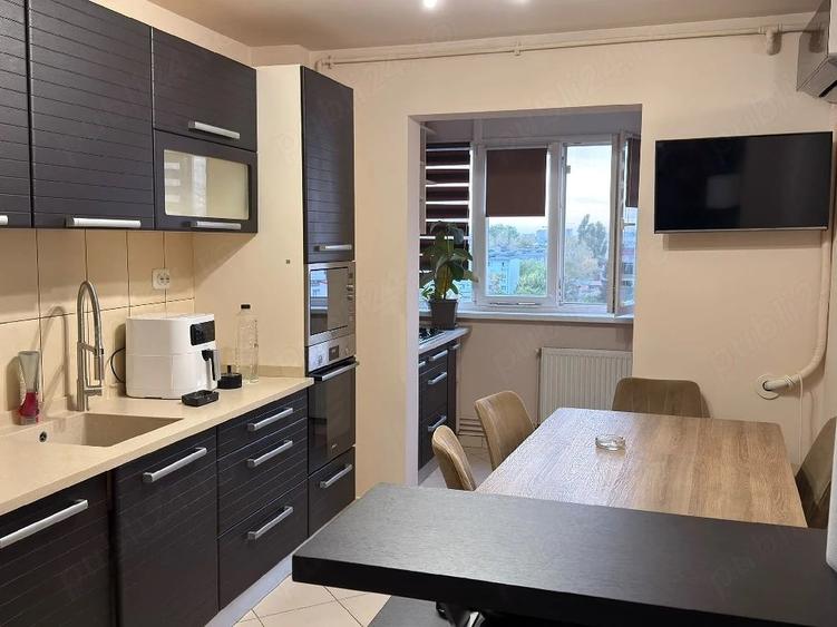 Apartament cu 3 camere semidecomandat în Rahova