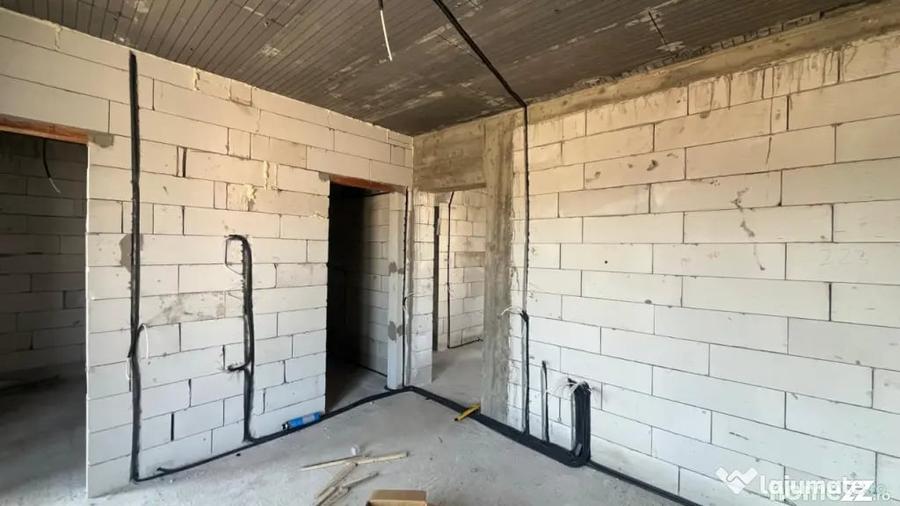 Casă cu 5 camere cu Teren 242 Mp în Central