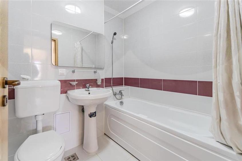 Apartament cu 3 camere decomandat, mobilat în Tractorul