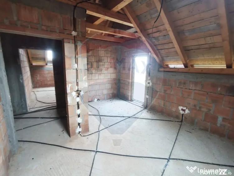 Casă cu 5 camere cu Teren 6400 Mp în Copalnic