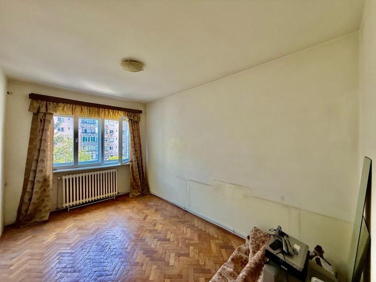 Apartament cu 4 camere decomandat în Piața Centrală