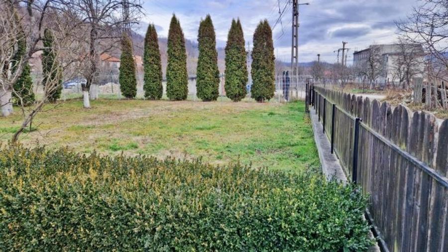 Casă individuală cu 4 camere cu Teren 674 Mp în Uricani