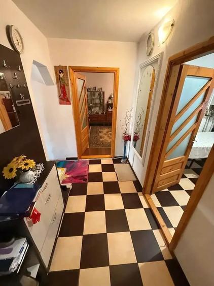 Apartament cu 4 camere decomandat în Craiovița Nouă