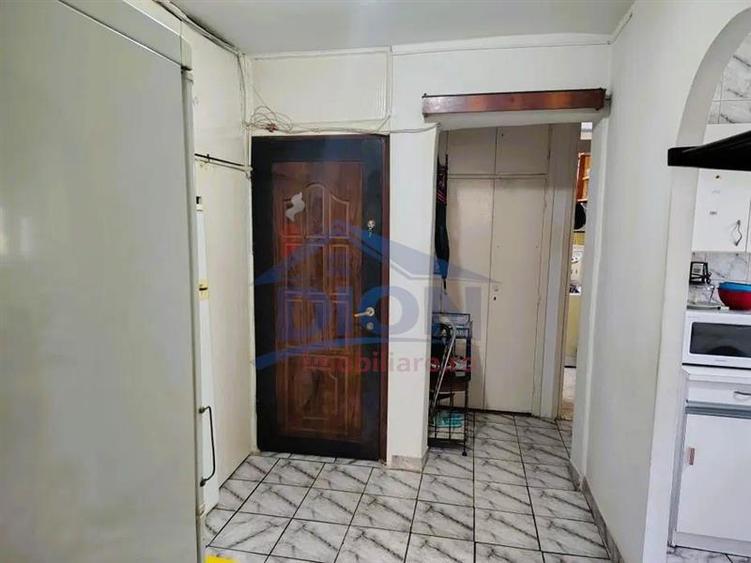 Apartament cu 3 camere semidecomandat, mobilat în Drumul Taberei