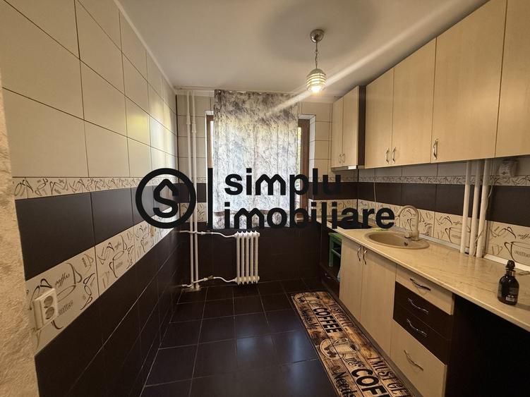 Apartament cu 3 camere semidecomandat în Calea Severinului