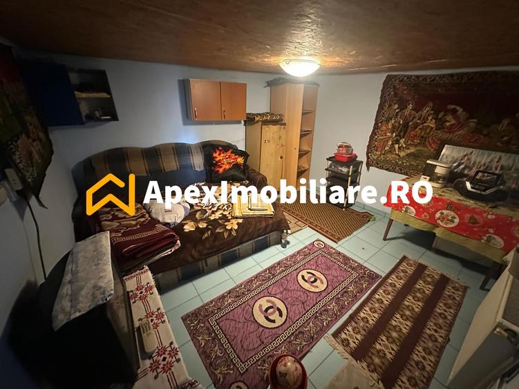 Casă individuală cu 15 camere cu Canalizare în Apărătorii Patriei