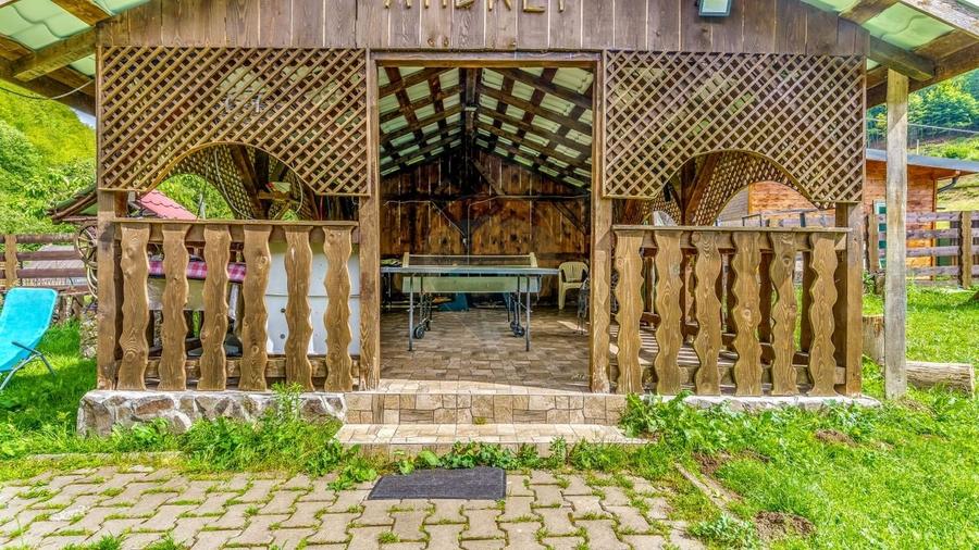 Casă cu 10 camere cu Piscina în Mărișel