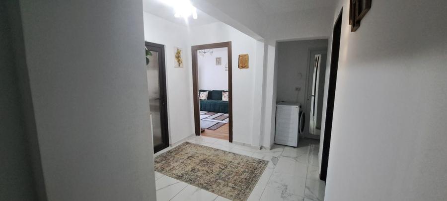 Apartament cu 4 camere decomandat în Est