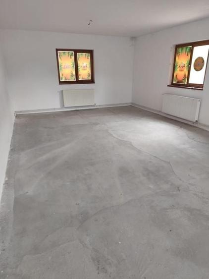 Casă individuală cu 4 camere cu Canalizare în Central