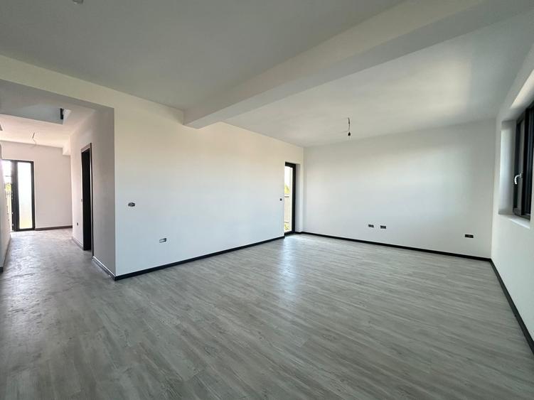 Duplex cu 4 camere cu Canalizare în Popas Păcurari