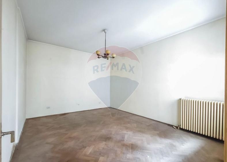 Apartament cu 3 camere semidecomandat în Magheru