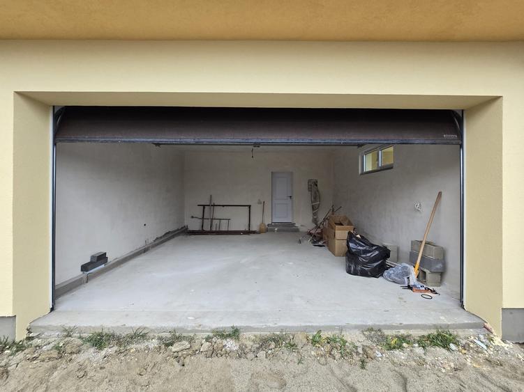 Casă individuală cu 4 camere cu Garaj în Moșnița Nouă