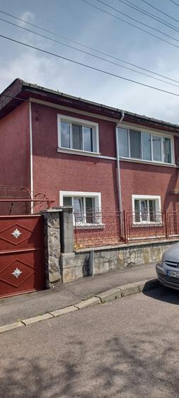 Casă cu 4 camere în Noua