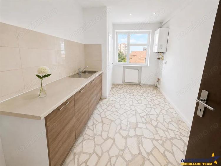 Apartament cu 6 camere decomandat în Central